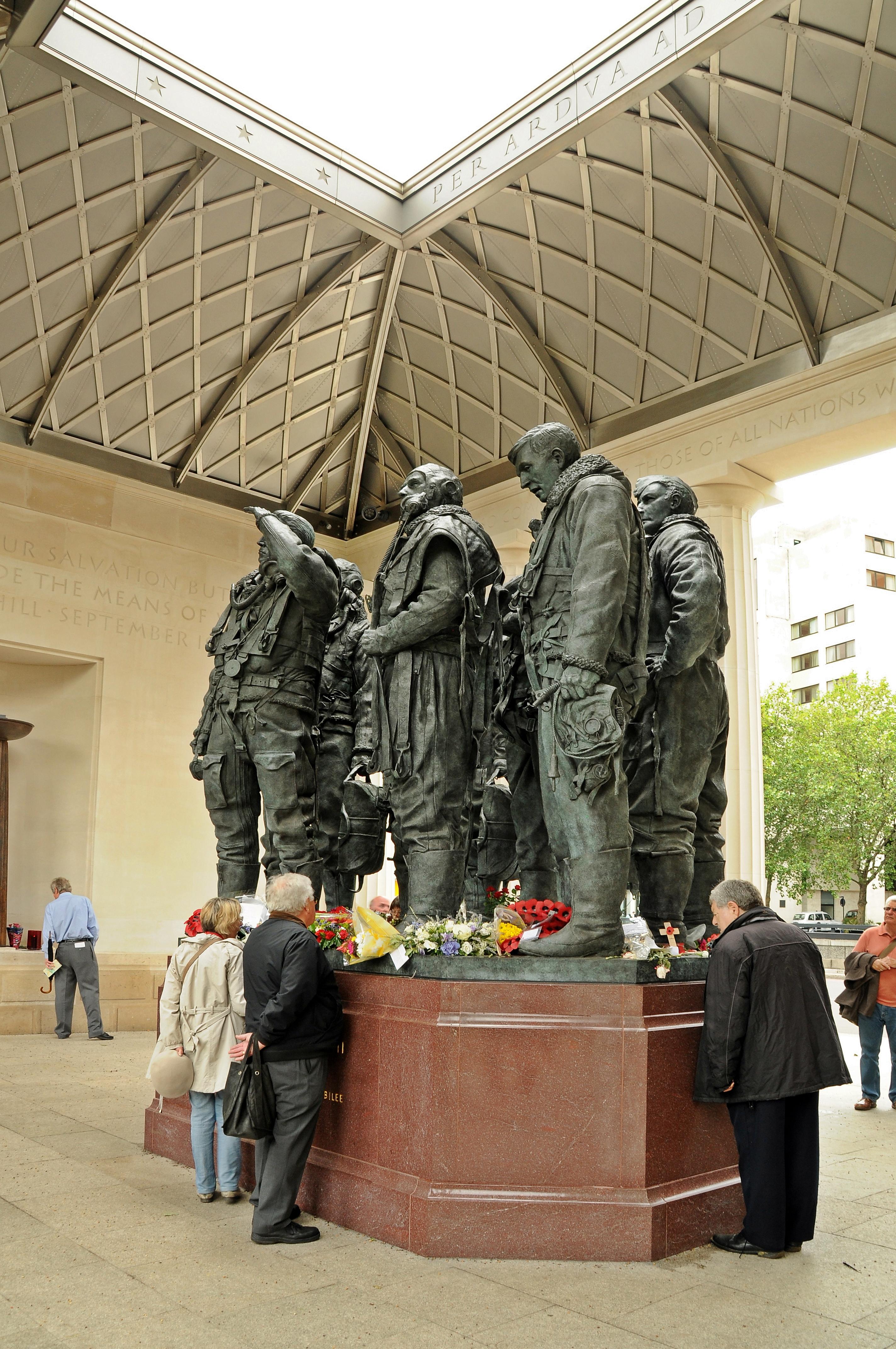 Im Innern des Bomber Command Memorial in London